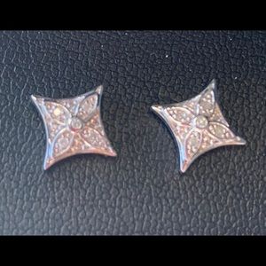 Sterling Silver Diamind stud earrings 1/10 karat in each ear!%100 authenticity